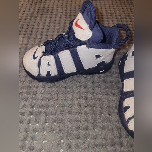 Nike Kids Sneakers in White and Navy - Picture 3 of 11